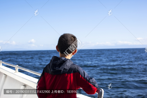 看海的小朋友