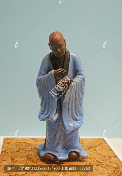 蘇潮記款天藍(lán)釉讀書羅漢立像