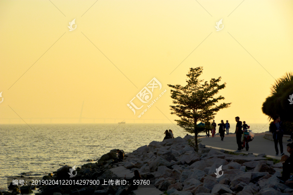 黃昏海邊游人