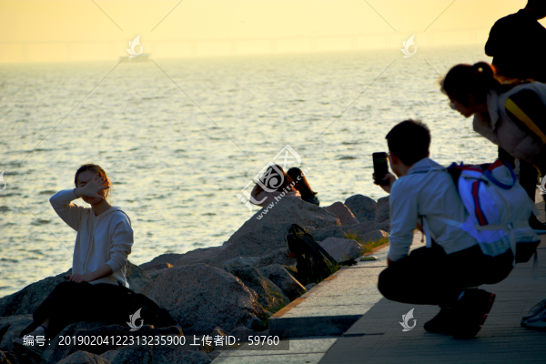 海邊拍照的男女