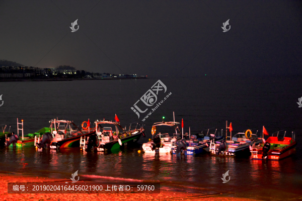 海邊夜色船只