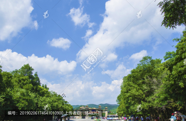 千山正門公路牌樓門與樹木彩云