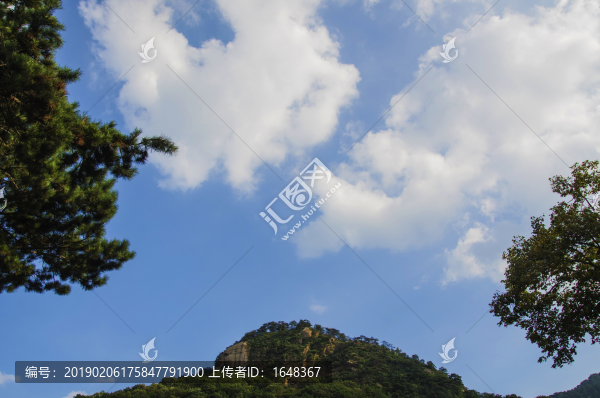 千山財(cái)神廟山峰與藍(lán)天彩云