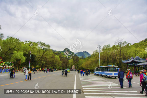 千山正門廣場碑石樹木與漫天烏云