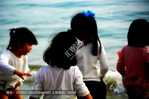 海灘玩耍的孩子