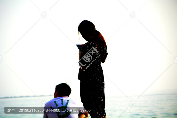 海邊的男女