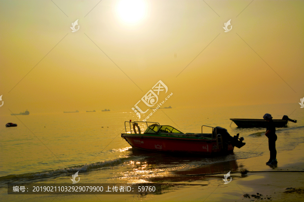 海邊夕陽暮色船只