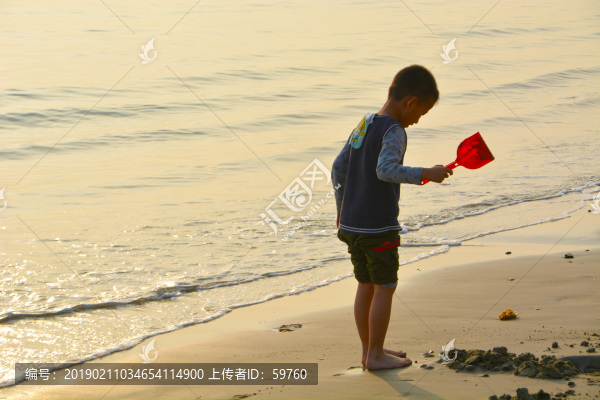 海邊玩沙子的孩子