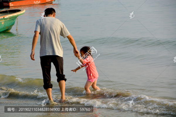 父女在海邊