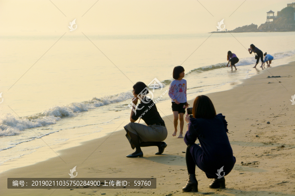海邊拍照的女人