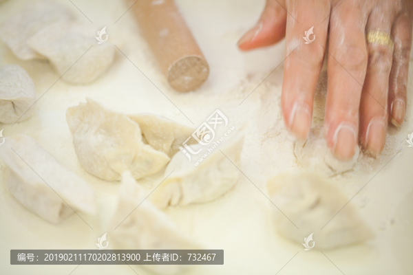 手工包餃子