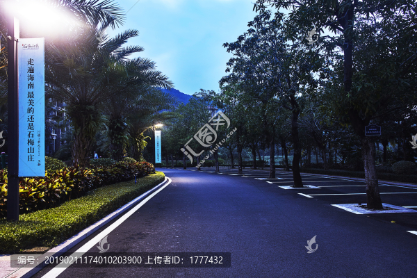 小區(qū)里暮色中的道路