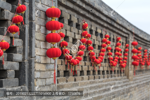 掛滿(mǎn)紅燈籠的青磚圍墻