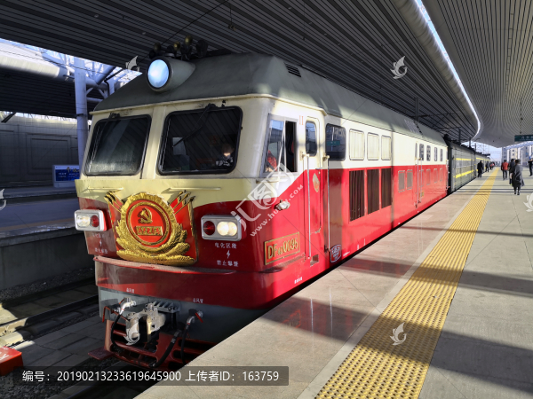 準(zhǔn)備發(fā)車的綠皮車
