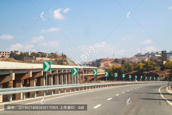 高速公路拐彎處