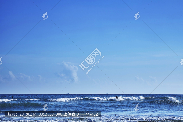 在大海里沖浪的人