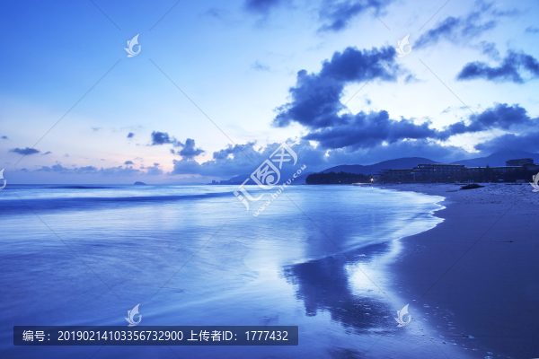 夜幕下的海岸線
