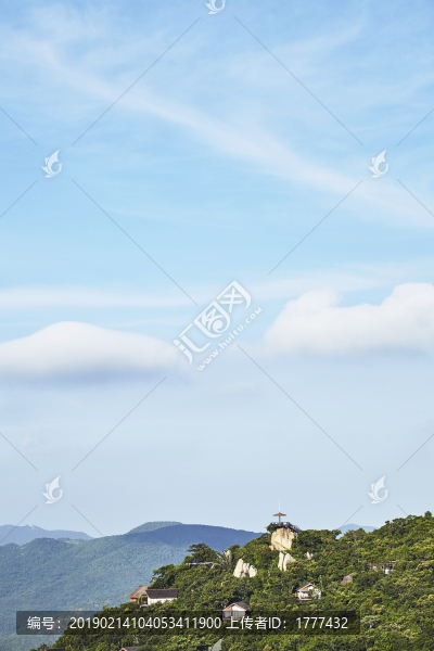遠(yuǎn)山上的民宿建筑與巨石