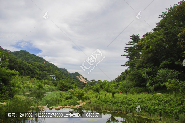 千山桃花溪谷溪水山峰與漫天白云