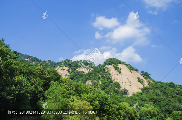 千山龍泉寺景區(qū)群山峰與藍(lán)天白云