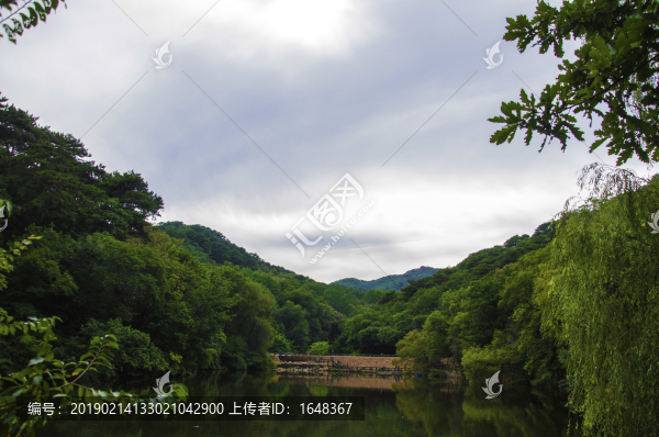 千山云潭潭水石橋樹木與漫天白云