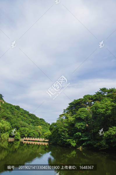 千山云潭潭水石橋樹木與漫天白云
