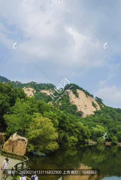 千山云潭潭水樹木山峰與藍天白云