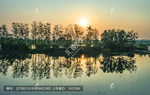 早晨河邊