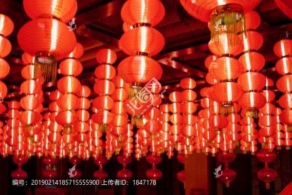 大紅燈籠高高掛