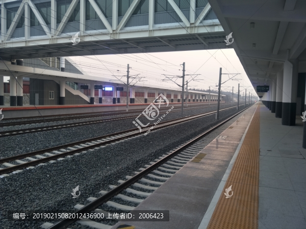 長(zhǎng)長(zhǎng)的站臺(tái)