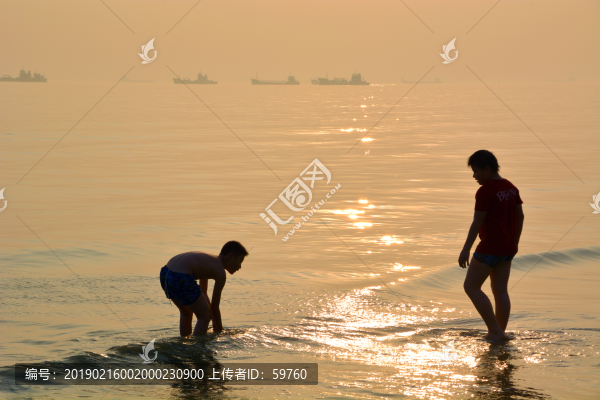 海邊玩水的人