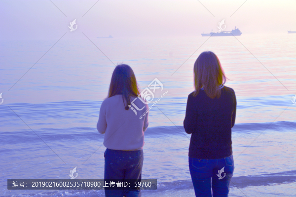 兩個(gè)姑娘在看海