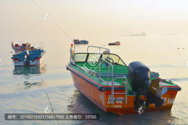 夕陽黃昏海邊小船