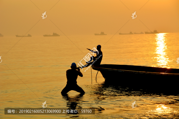 黃昏海邊坐在船上拍照