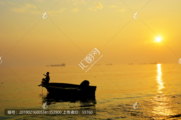 黃昏夕陽海邊小船