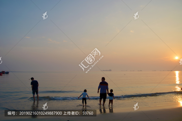 黃昏海邊游人