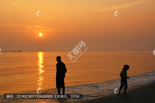 海邊夕陽人影