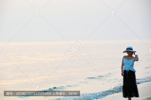 黃昏海邊美女