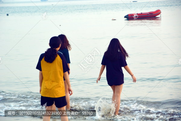 踏浪的姑娘