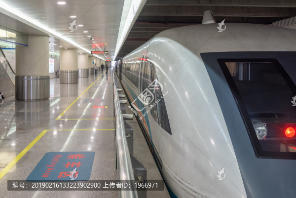 停在上海浦東機場站的磁懸浮列車