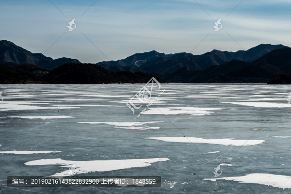 冰雪湖泊