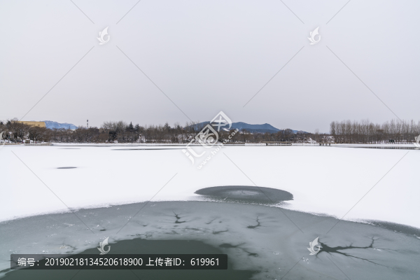 冰封湖面的風(fēng)景