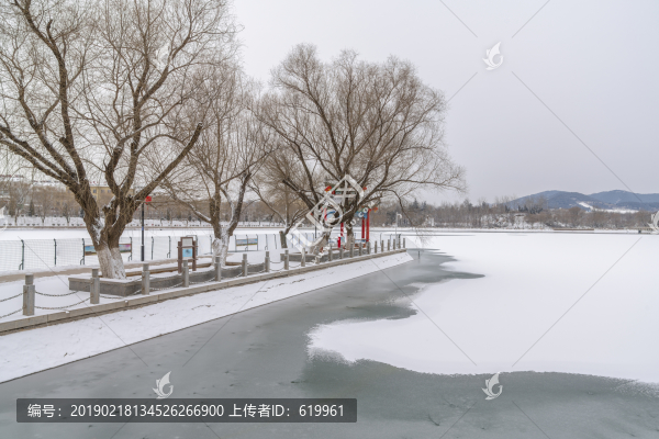 冰封湖面的風(fēng)景