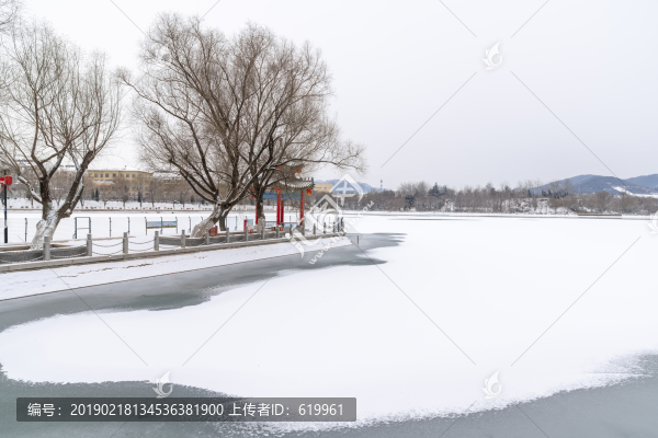 冰封湖面的風(fēng)景