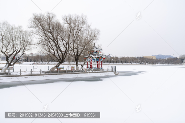 冰封湖面的風(fēng)景