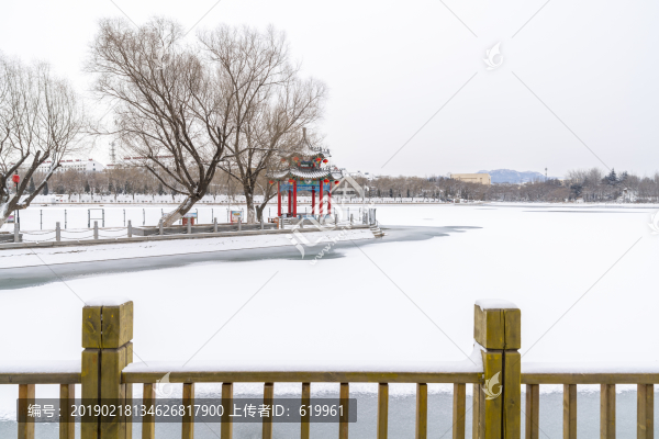 冰封湖面的風(fēng)景