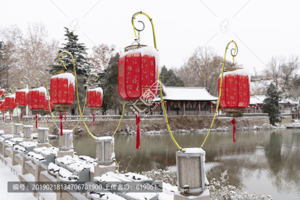 公園紅燈籠雪景