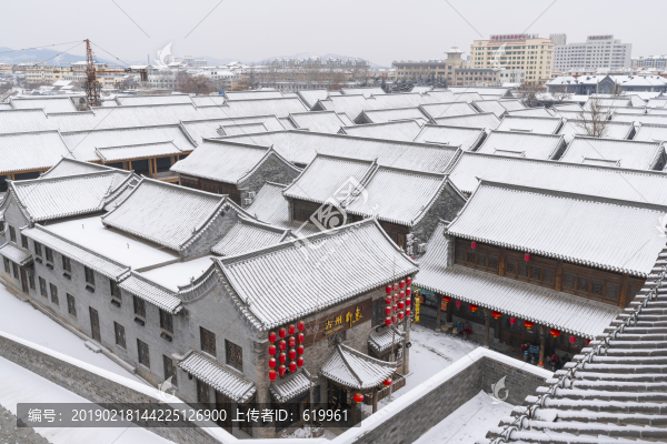 青磚灰瓦中式建筑屋頂雪景