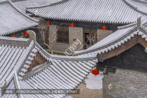 青磚灰瓦中式建筑屋頂雪景