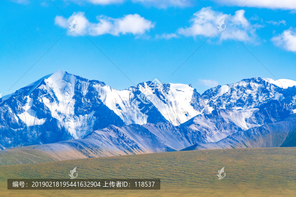 新疆巴音布魯克草原雪山